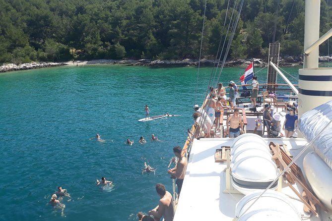 All Inclusive Brac and Solta islands swimming cruise - Šolta and Stomorska: a quiet port town with a short walk to the water