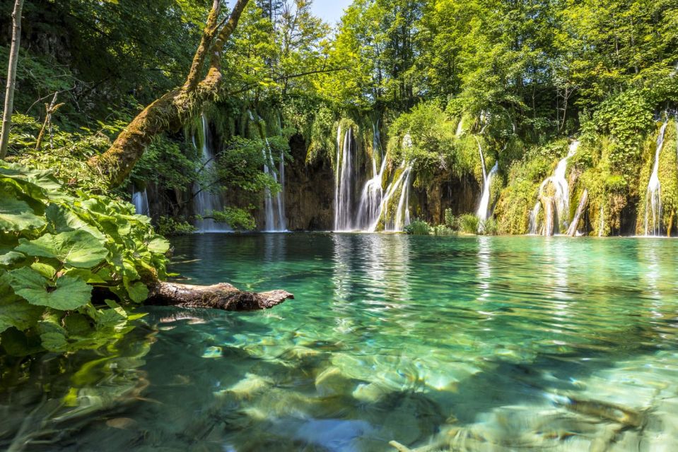From Split: Plitvice Lakes Fully-Guided Day Tour - Upper Lakes (Gornja Jezera): the water color changes as you walk