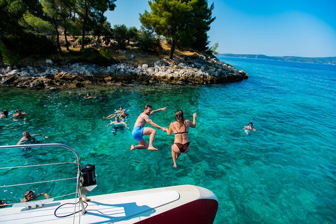 Full-Day Catamaran Cruise to Hvar & Pakleni Islands with Food and free Drinks - Food and the open bar: what’s included, what it tastes like