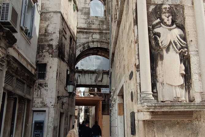 Game of Thrones and Split Highlights - Peristyle Square: the palace heart and the series connections
