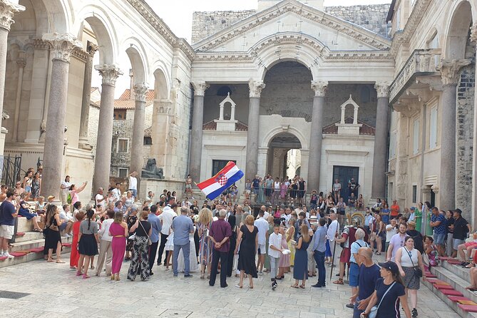 History Split Walking Tour in French -Small group - The Substructures: How the Palace Functioned Over Time