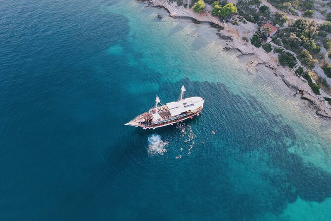 Out to Sea Split Boat Party w/ Blue Lagoon Swim, Dj & Afterparty - DJs, Dancefloor Energy, and the Party Crowd Size