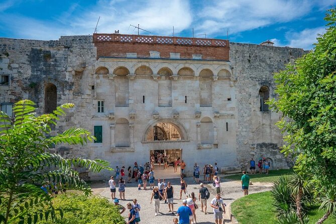 Private Split Tour & Local Bites & Seafood Extravaganza & Pickup - Narodni Trg: Venetian Square, the city’s meetup spot