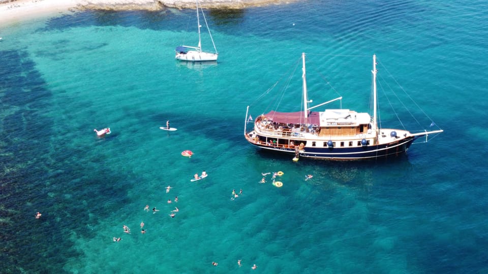 Split: All inclusive Brač & Šolta Island Swimming Cruise - Lunch and open bar on the move: the included meal is a big deal