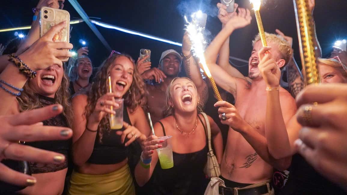 Split: Boat Crawl with Nightclub Access, Shots, & Boat Party - Who should book this boat crawl (and who should skip it)
