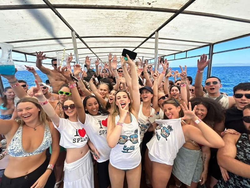 Split: Captain’s Boat Party – Blue Lagoon, DJ & Free Shots - Meeting at Roof 68: Timing That Makes the Day Feel Easy