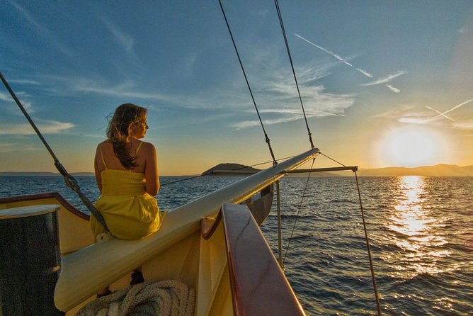 Split Sunset Cruise With Live Music - The open bar reality check: unlimited wine and beer, not hard spirits